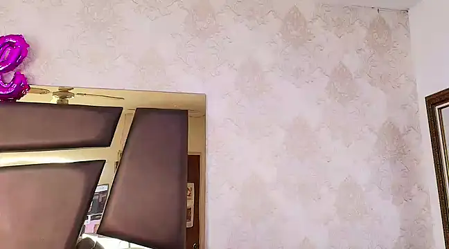 Snapshot of ZoehRoux chatting on February 2025 04:39:02 AM ZoehRoux online show from February 2025 04:39:02 AM