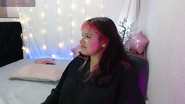 Snapshot of mixie_cute chatting on December 2024 12:32:02 AM mixie cute online show from December 2024 12:32:02 AM