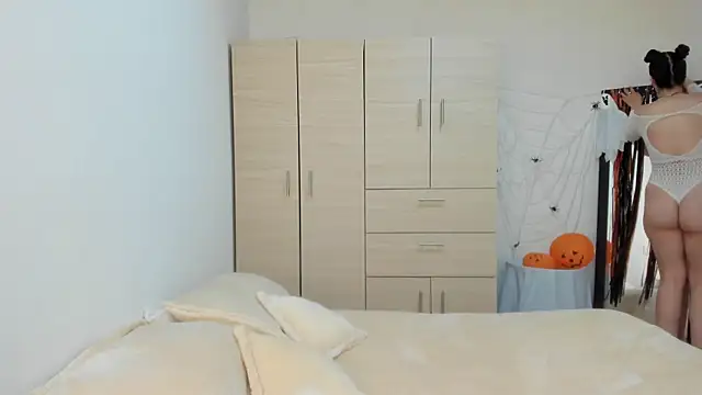 Elle Lee  online show from October 2025 02:29:01 PM