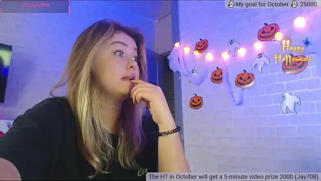 Snapshot of SuchCute chatting on October 2025 02:15:01 AM SuchCute online show from October 2025 02:15:01 AM