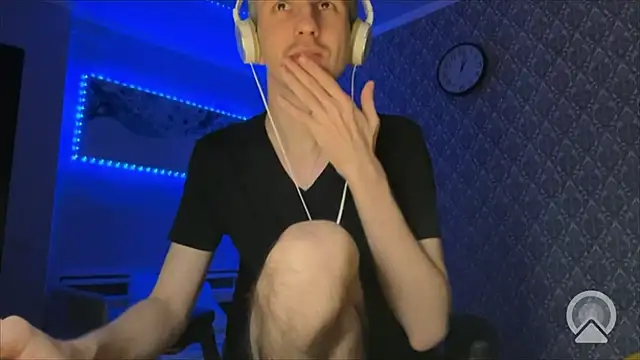 Snapshot of Aki-Laky chatting on December 2025 08:04:02 PM Aki-Laky online show from December 2025 08:04:02 PM