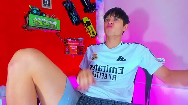 Snapshot of LilOwen_ chatting on October 2025 07:01:02 PM LilOwen online show from October 2025 07:01:02 PM