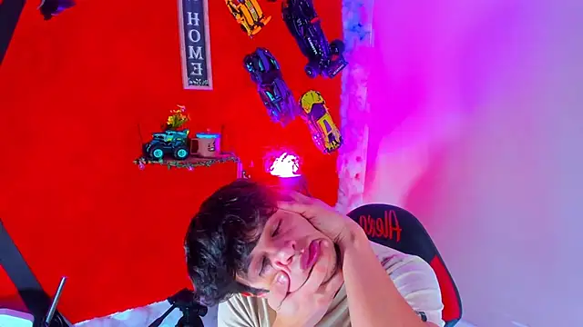 Snapshot of LilOwen_ chatting on November 2025 07:24:01 PM LilOwen online show from November 2025 07:24:01 PM