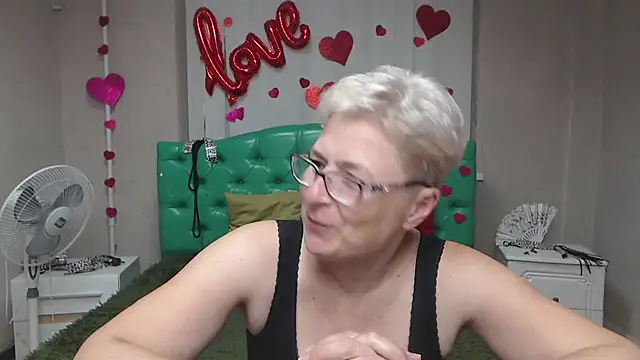 Snapshot of EmiliaGree chatting on September 2025 05:03:01 PM EmiliaGree online show from September 2025 05:03:01 PM