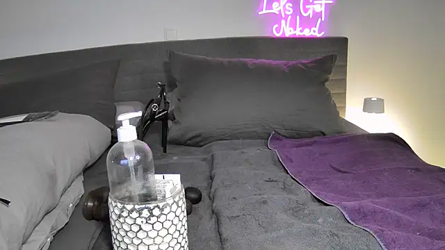 Snapshot of Sissy-Bee chatting on October 2025 07:05:02 PM Sissy-Bee online show from October 2025 07:05:02 PM