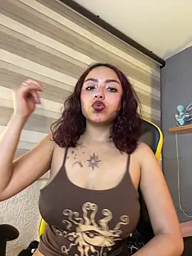 Liittleluaa  online show from February 2025 12:00:02 PM
