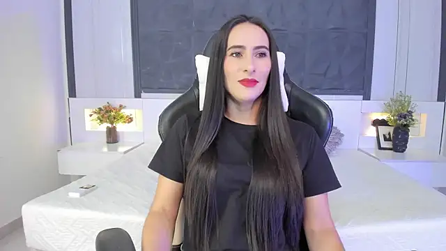 SaraGomez1 online show from October 2025 01:00:01 PM