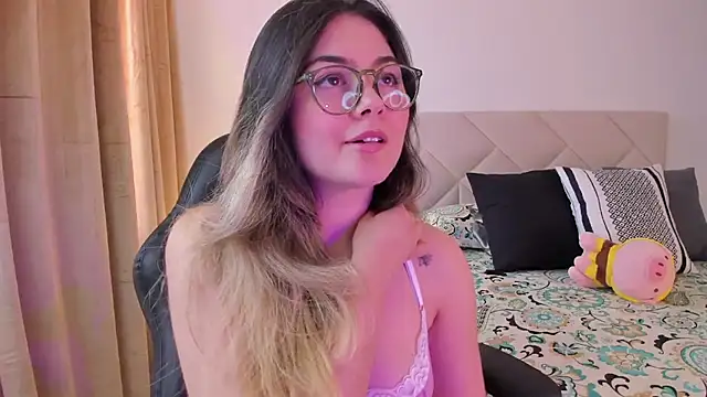 Snapshot of Lau_Bee chatting on January 2025 06:23:01 PM Lau Bee online show from January 2025 06:23:01 PM