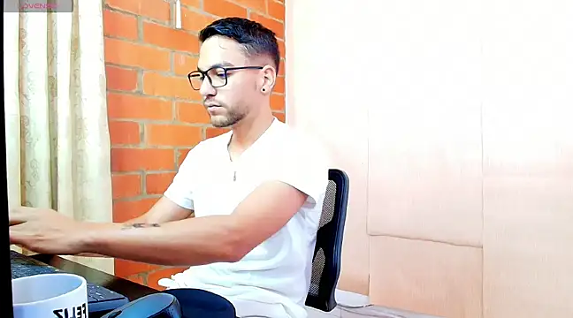 Snapshot of Leandro_valenzuela chatting on March 2025 02:40:01 PM Leandro valenzuela online show from March 2025 02:40:01 PM