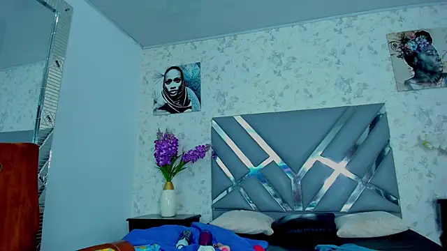 moon HoneyX online show from February 2025 05:58:02 PM