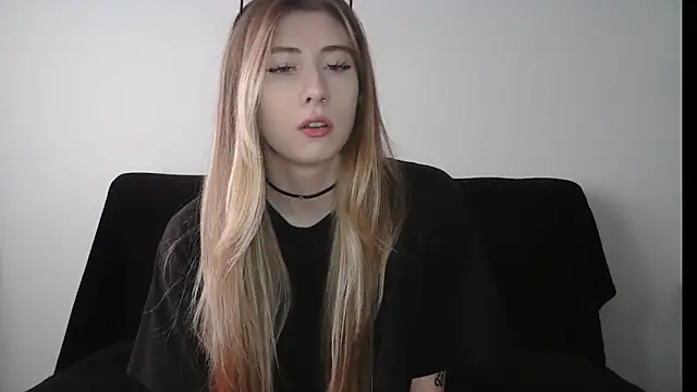 Snapshot of ErikaShyy chatting on October 2025 09:39:01 AM ErikaShyy online show from October 2025 09:39:01 AM