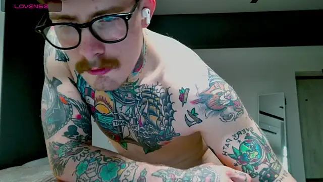 Snapshot of white_King9999 chatting on November 2025 01:18:02 PM white King9999 online show from November 2025 01:18:02 PM