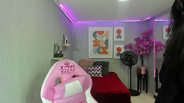 Dafne huges online show from February 2025 07:16:01 PM