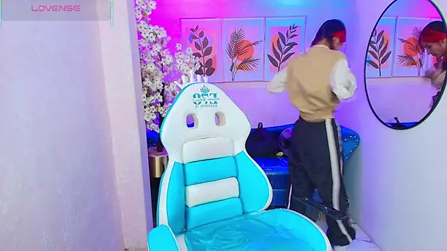 Dafne huges online show from October 2025 07:12:01 PM