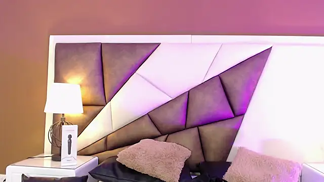 Snapshot of KarolandMichel chatting on December 2024 05:51:01 PM KarolandMichel online show from December 2024 05:51:01 PM