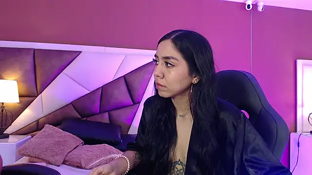 Snapshot of KarolandMichel chatting on December 2024 04:08:02 PM KarolandMichel online show from December 2024 04:08:02 PM