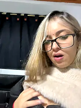 Snapshot of Isabella_Foxx_ chatting on November 2025 12:33:01 AM Isabella Foxx online show from November 2025 12:33:01 AM