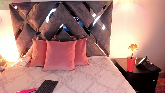 Snapshot of Mia_ross16 chatting on February 2025 07:44:02 PM Mia ross16 online show from February 2025 07:44:02 PM