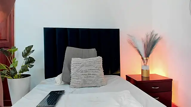 CarolineMillerr online show from February 2025 05:58:02 PM