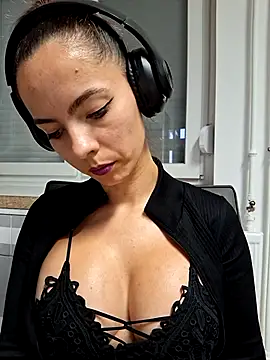 Snapshot of allinqueen chatting on October 2025 12:48:02 PM allinqueen online show from October 2025 12:48:02 PM