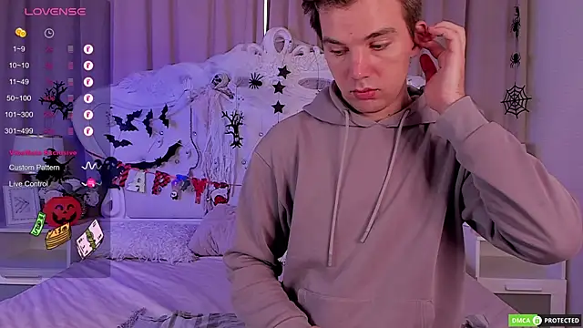 ArthurWhitee online show from October 2025 03:10:02 AM