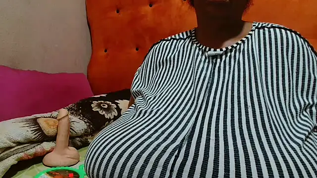 Snapshot of tinagiant chatting on October 2025 02:41:02 AM tinagiant online show from October 2025 02:41:02 AM