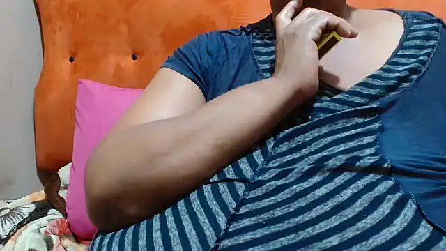 Snapshot of tinagiant chatting on October 2025 02:12:02 AM tinagiant online show from October 2025 02:12:02 AM