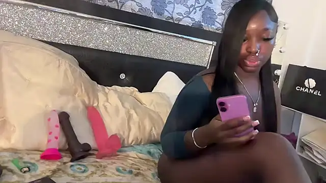 Snapshot of londonsfantasy chatting on November 2025 05:33:01 PM londonsfantasy online show from November 2025 05:33:01 PM