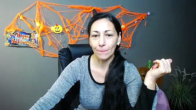 Snapshot of LiluGrants chatting on October 2025 06:06:02 PM LiluGrants online show from October 2025 06:06:02 PM