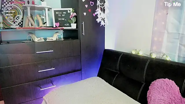 Snapshot of Emilytafur chatting on November 2025 05:45:02 PM Emilytafur online show from November 2025 05:45:02 PM