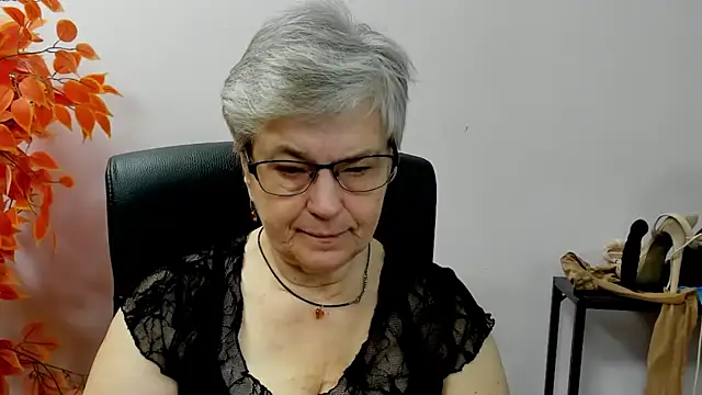 Snapshot of IrisDream chatting on September 2025 06:18:01 AM IrisDream online show from September 2025 06:18:01 AM