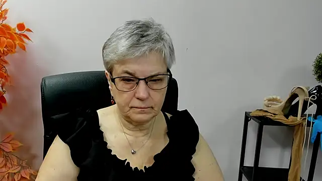 Snapshot of IrisDream chatting on October 2025 06:34:02 AM IrisDream online show from October 2025 06:34:02 AM