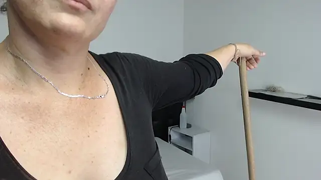 Snapshot of Angelinna_Milf chatting on December 2024 02:01:02 AM Angelinna Milf online show from December 2024 02:01:02 AM