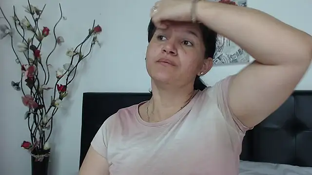 Snapshot of Angelinna_Milf chatting on December 2024 07:06:01 PM Angelinna Milf online show from December 2024 07:06:01 PM