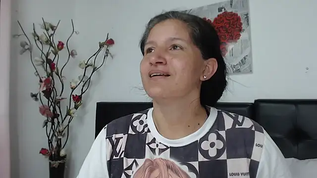 Snapshot of Angelinna_Milf chatting on December 2024 06:31:01 PM Angelinna Milf online show from December 2024 06:31:01 PM