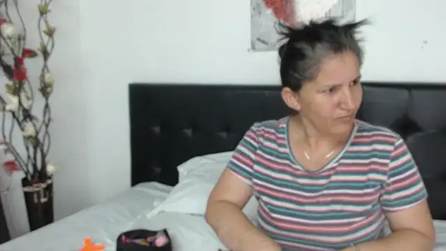 Snapshot of Angelinna_Milf chatting on January 2025 02:31:01 AM Angelinna Milf online show from January 2025 02:31:01 AM