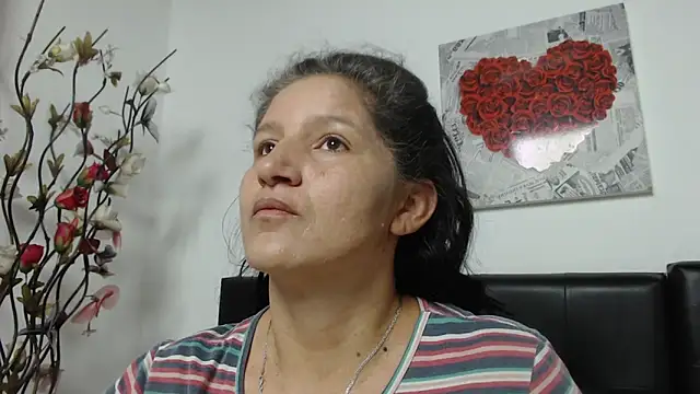 Snapshot of Angelinna_Milf chatting on January 2025 01:00:01 AM Angelinna Milf online show from January 2025 01:00:01 AM