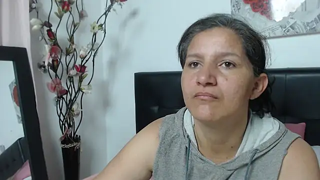 Snapshot of Angelinna_Milf chatting on January 2025 02:39:01 AM Angelinna Milf online show from January 2025 02:39:01 AM