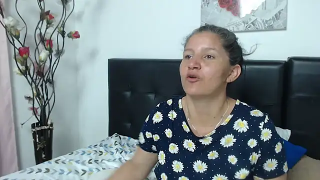 Snapshot of Angelinna_Milf chatting on January 2025 03:04:02 AM Angelinna Milf online show from January 2025 03:04:02 AM