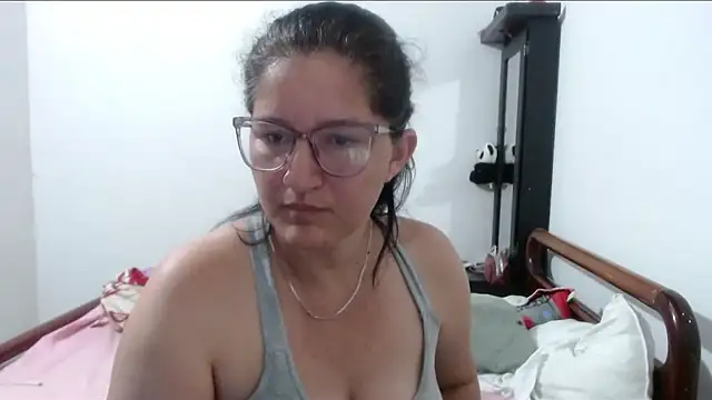 Snapshot of Angelinna_Milf chatting on September 2025 12:33:01 AM Angelinna Milf online show from September 2025 12:33:01 AM