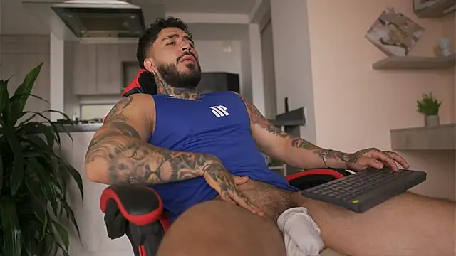 Snapshot of LeoSalvatore_ chatting on October 2025 03:55:01 PM LeoSalvatore online show from October 2025 03:55:01 PM