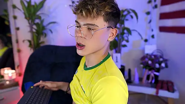 Snapshot of PRINCE_STEV chatting on October 2025 10:40:01 PM PRINCE STEV online show from October 2025 10:40:01 PM