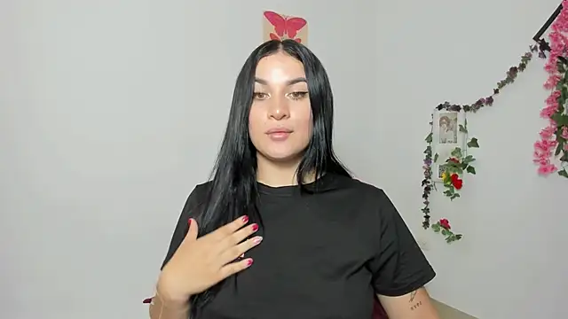 Snapshot of Emic_ chatting on October 2025 01:06:01 AM Emic online show from October 2025 01:06:01 AM