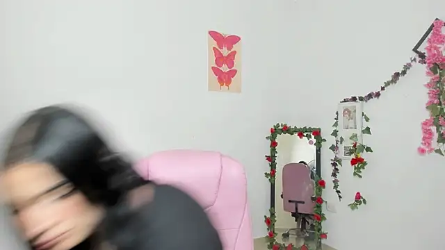 Snapshot of Emic_ chatting on November 2025 04:06:01 PM Emic online show from November 2025 04:06:01 PM