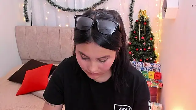 Little Ivy online show from December 2024 09:35:01 PM