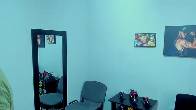 Snapshot of SamirHazard97 chatting on January 2025 09:52:01 PM SamirHazard97 online show from January 2025 09:52:01 PM