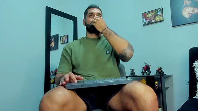 Snapshot of SamirHazard97 chatting on January 2025 01:56:01 AM SamirHazard97 online show from January 2025 01:56:01 AM