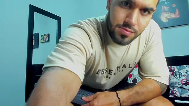 Snapshot of SamirHazard97 chatting on January 2025 09:31:02 PM SamirHazard97 online show from January 2025 09:31:02 PM