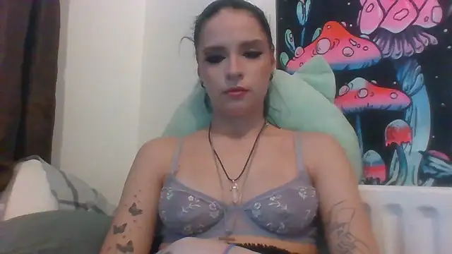 Snapshot of EmilyCleeveland chatting on December 2024 03:24:02 PM EmilyCleeveland online show from December 2024 03:24:02 PM