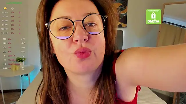 Snapshot of TiffanyWills chatting on October 2025 03:08:01 AM TiffanyWills online show from October 2025 03:08:01 AM